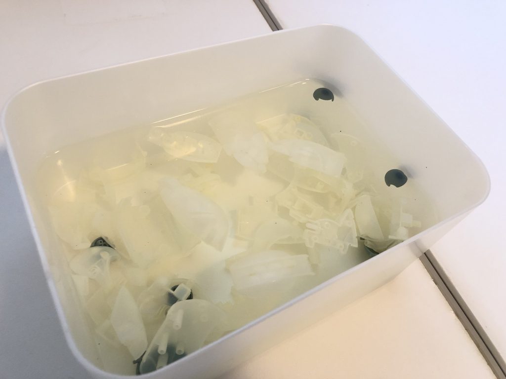 ラッカー溶剤でクリア塗料を、ハイターでメッキを落としています。初めての方はハイターの臭いにご注意ください。