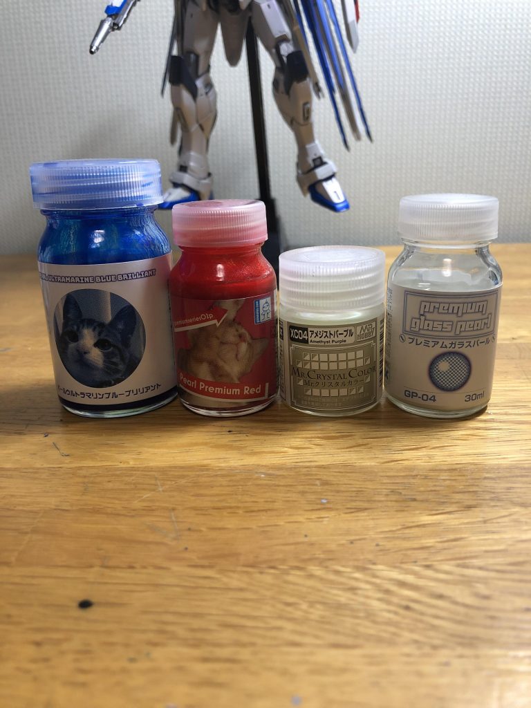 使ったパール塗料たち左からパールウルトラマリンブルー(g)パールプレミアムレッド(g)アメジストパープル(c) プレミアムガラスパール(g)