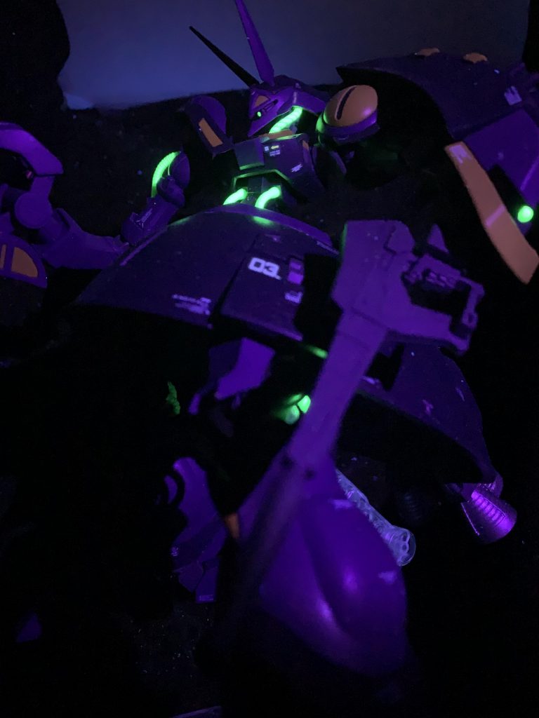 緑の部分は蛍光グリーンを使っているのでブラックライトで光ったりします。デカいキットで簡単に組み立てられてシールも少なく出来もいいので値段が高い以外は良いキットでした。形が独特なので色を決めるのが難しい気がするので参考になれば幸いです。それではここまで読んでいただきありがとうございました。
