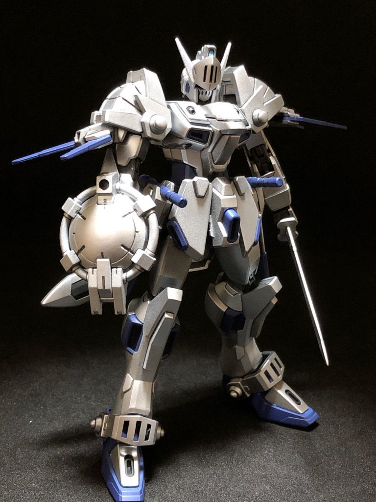 フォーメーション2。ナイトウイング、ロンゴミニアド、大型シールドの上部分を合体させたサポートユニットとファトゥム-01を分離し、本体は大型シールドから分離した小型シールドとリアアーマーに担架している実体剣やシュベールラケルタビームサーベルを使って近接戦を行う形態。本体の装備はこちらも某狩猟ゲームのイメージです。本体は遠距離攻撃ができませんが、かわりにかなり身軽になります。