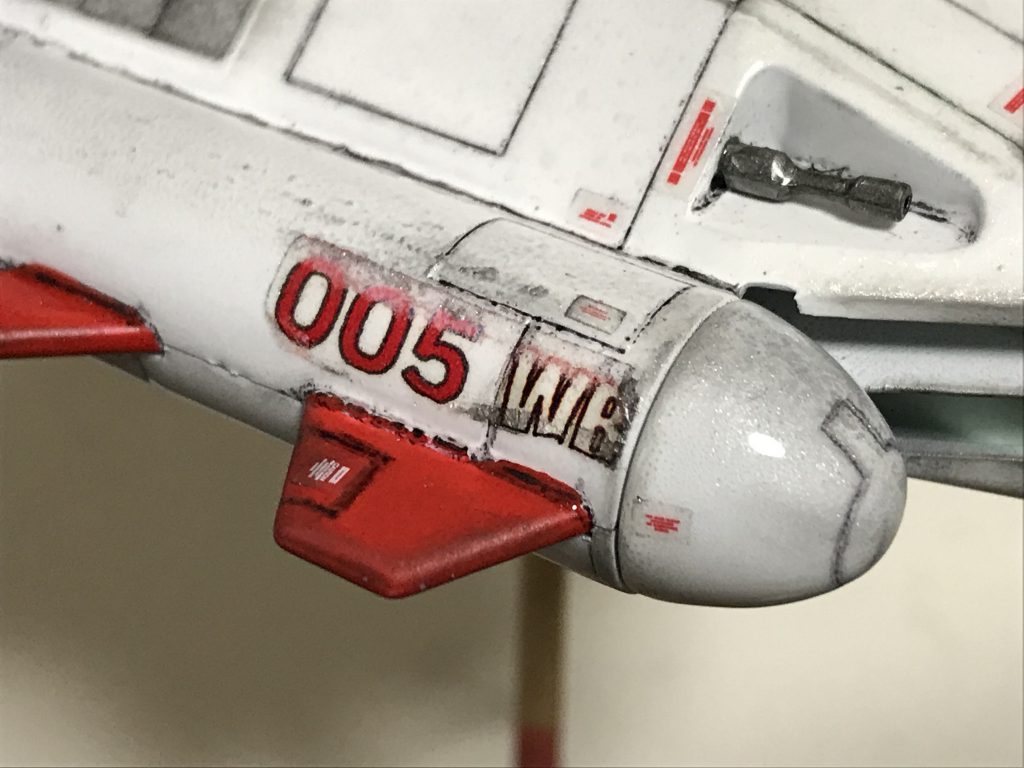 ただし失敗も。おそらく、糊シートのこすりかたが足りなかったようです。しかしこれはこれで、スレッガーが被弾した痕のようで味があります(^^)