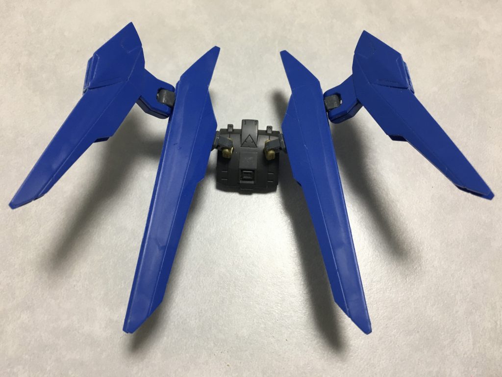 FGフリーダムの羽をノコで分解し、接続部で稼働できるように加工しました。のちにM.S.G.モデリングサポートグッズのバーニアを接着して塗装してます。ここでもバックパック接続部のパーツでGMジムの余剰パーツを使ってるはず。たぶんダヴィンチのバックパック横に付く武器マウント用のアレです。