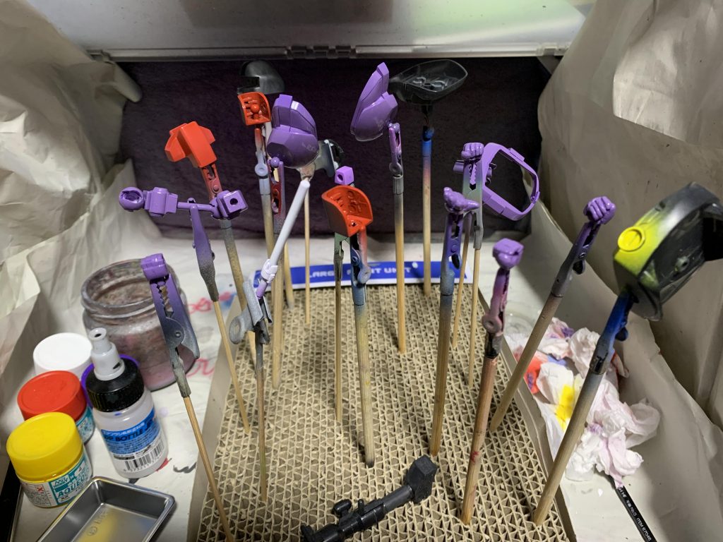 塗装は主に水性ホビーカラーを使用しました。一部アクリジョン ベースカラーやガンダムマーカーエアブラシも使用。トップコートは缶スプレーのプレミアムトップコートつや消しなんですが、途中でなくなってしまったので、水性ホビーカラーのつや消しも使用してます。パーツによってつや消し具合にむらが…😅というか、スプレー下手くそなので、エアブラシの方が良さそう。エアブラシは洗浄が面倒だけどね…。