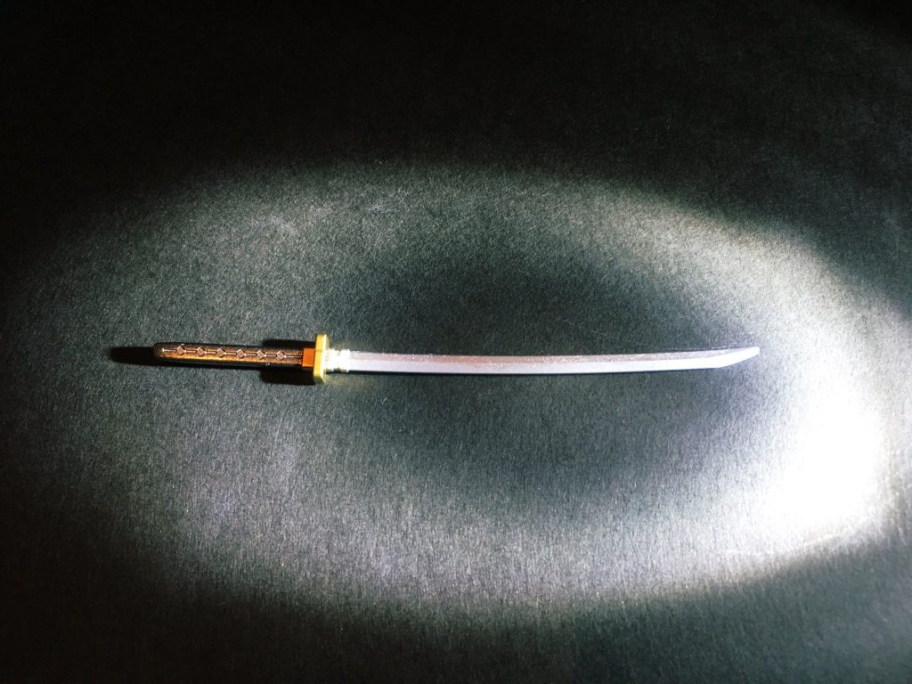 【燭台切光忠】備前国長船派の祖・光忠作刀の太刀。のち磨上、二尺二寸の打刀。伊達政宗佩刀と伝わる。鉄の燭台ごと罪人を一刀両断した逸話を由来に号する。現：焼刃、彰考館徳川博物館蔵