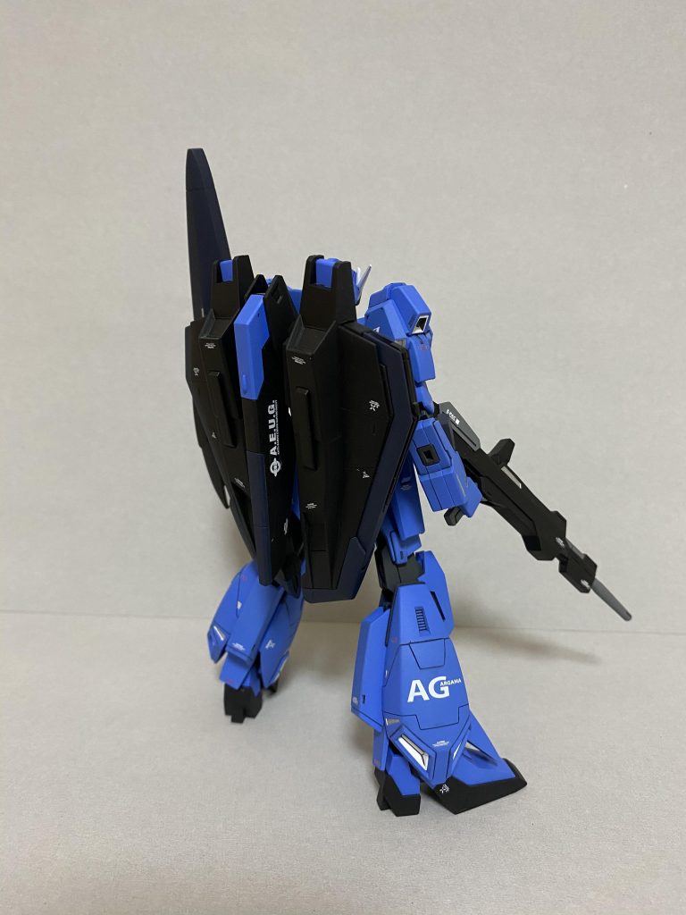 分かりにくいですが、ウイングは濃紺と黒で塗り分けています。右足のアーガマデカールお気に入りです