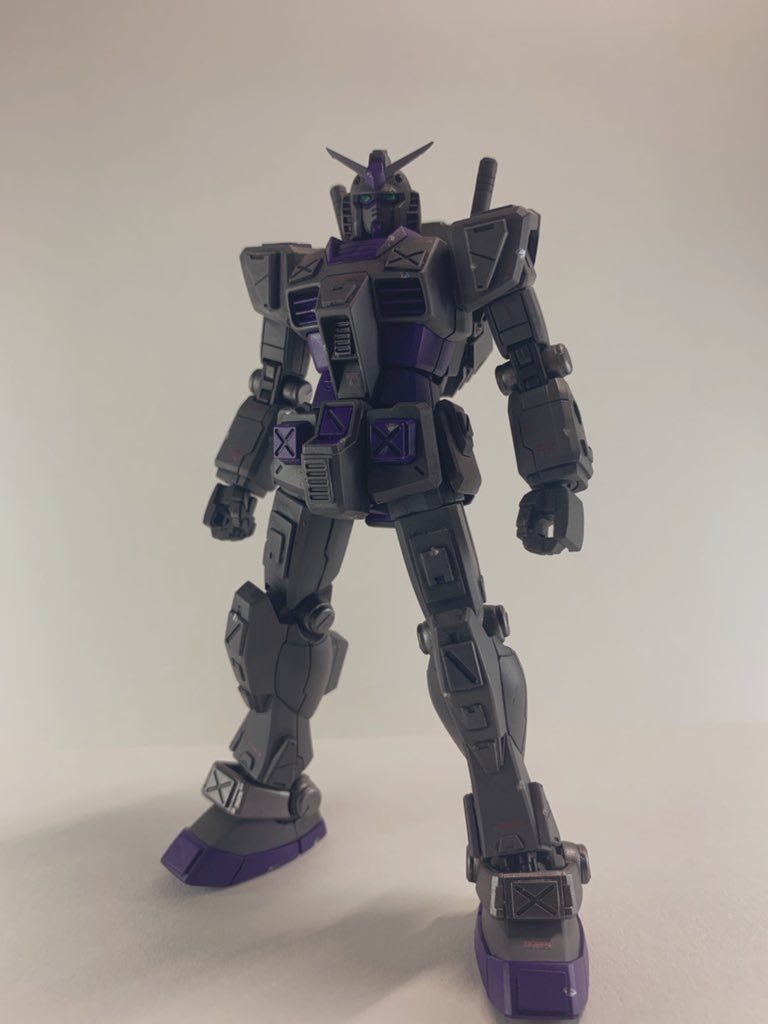 リバイブガンダム、かっこいいのですが少し細い、そしてモールドがあっさりということで、ディテールパーツを貼り付けて情報量とボリュームをだしてみました。上腕部にも筋彫りをしています。