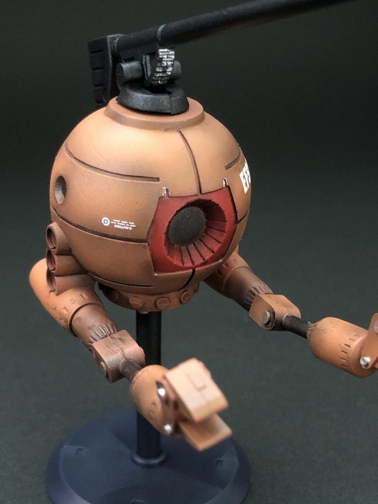 1/144と比較するとアームは稼働しませんが、それくらいしか差がありません。かわいいボール。