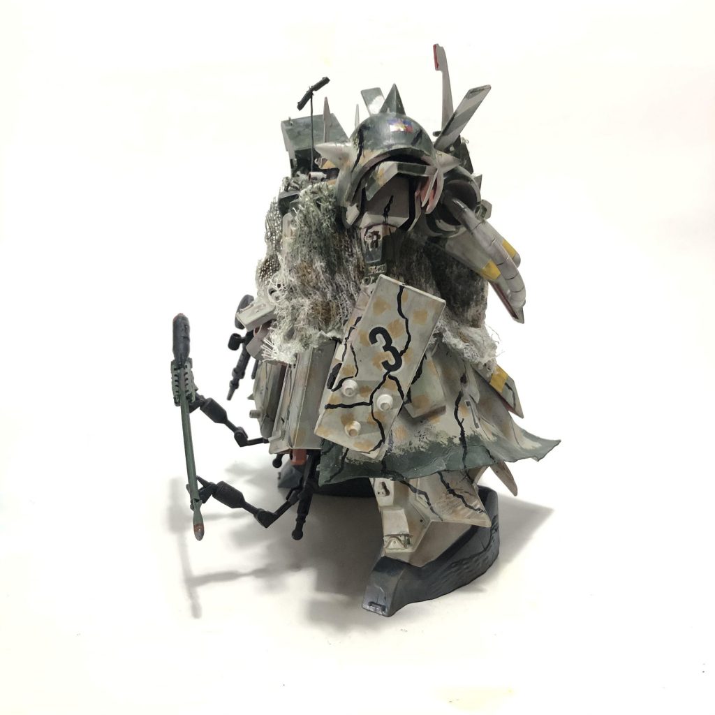 よこ雪山森林地帯を想定したカモフラージュ。トレンチコートは歩行時の泥の巻き込み防止のための物。(トレンチコートはガンプラ下箱のボール紙を濡らして曲げて作った事は内緒だ！)