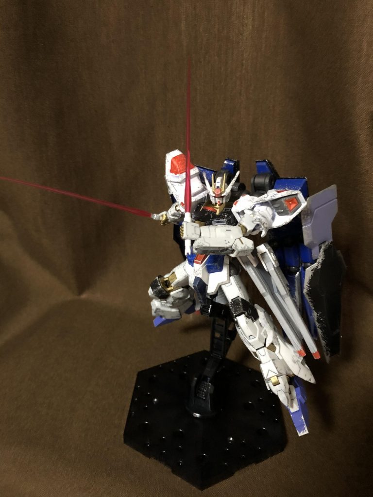 《シュペールラケルタ ビームサーベル》ストライクフリーダムに装備されていたものと同型のビームサーベル。皆さんご存知の通り、キラが得意とする二刀流の高速通り魔戦闘でその真価を発揮します。