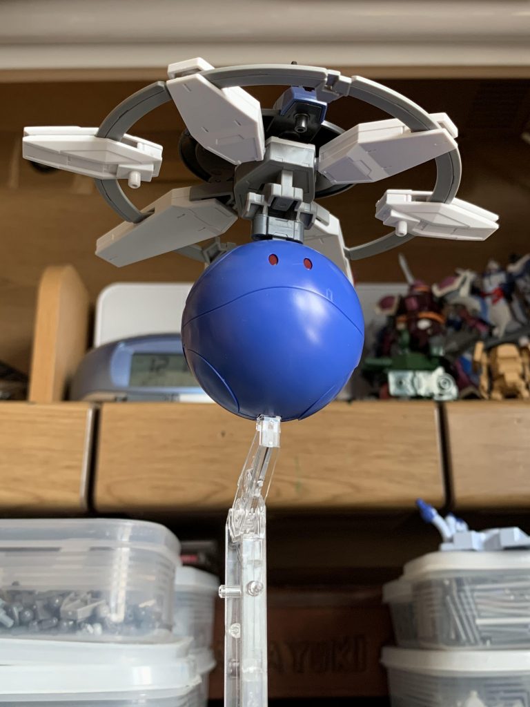 足取っ払って浮遊させた方が面白いなと思ってこうなりました。