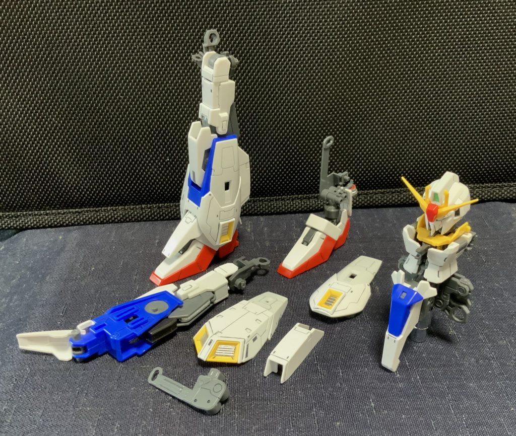 ABS樹脂部品ということを確認し忘れ、墨入れ作業を行なった結果、見事に3つに割れてしまい、接着剤 (GSIクレオス Mr.セメントSP) で修復する羽目に。ここ最近の接着剤の進化は凄まじく、接着した後の強度は何ら問題ありません。とはいっても組立代行ですから、泣く泣くメーカーに部品請求を行うこととしました。[写真手前、グレー ANKLE UNIT(足首) G3 部品]