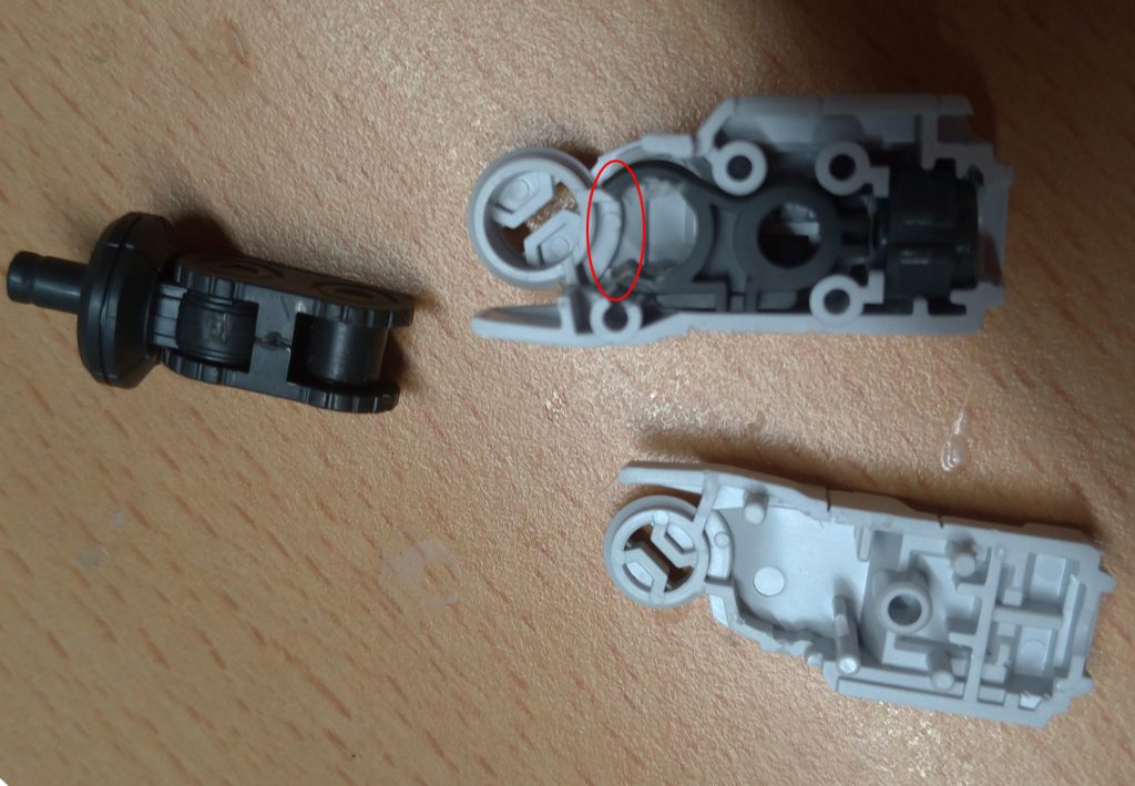 赤〇のところを切って、後ハメすることが出来るようにしました。ただ、私の場合は幅を切りすぎてしまったせいか、ハメた後に関節がゆるゆるになってしまったので、木工ボンドで補強しました(笑)