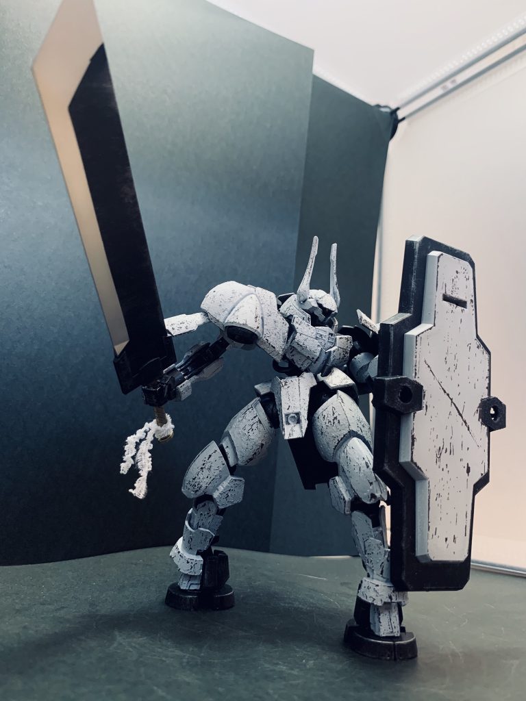 大盾は積みプラのジムガードから、バスターソードはコトブキヤのウェポンシリーズです　　　　どうせなら両刃に加工してドラゴン殺し風にしたらよかった・・・