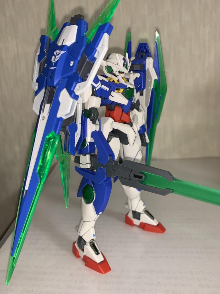 青は形成色を使い、白、グレーを塗り分け、デカールはHGクアンタ用の物を使用しています。また、フルセイバーとアームの接続部、アーム本体にもポリキャップを仕込むことで保持力を上げています。