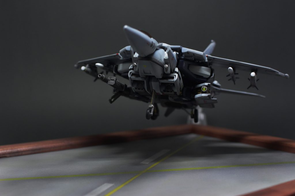 冒頭にも書きましたがランディングギアは差し替え無しで展開します。他にも各種飛行灯や翼の可動部分ディテールの筋彫りなど思いつく限りの戦闘機っぽさを盛り込んでいます。(とはいえ必死に調べたニワカなので詳しい方から見ると間違ってるかもしれませんね…あくまでSFということで)