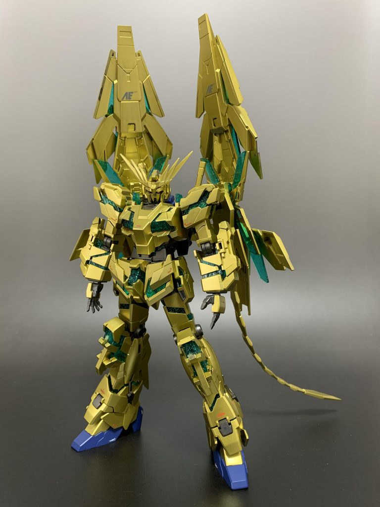 アームドアーマーDEを背負わせた状態!背負わせた姿もまさに不死鳥!という感じがして個人的にはかなり気に入ってます🥰アームドアーマーDEを背負っても仰け反らないよう、胴体のポリキャップはかなり渋めに調整しています😎