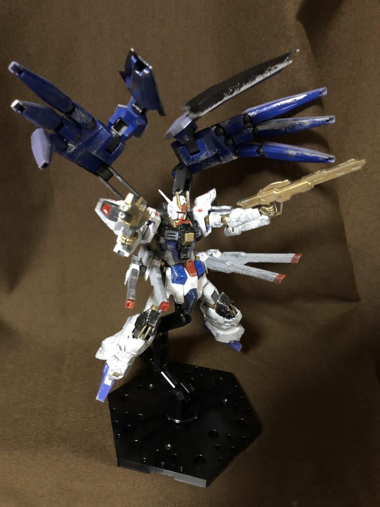 《フルバーストモード》フリーダム系伝統の一斉射撃形態。もちろん本機でも再現可能となっています。なお、本機が全ての火器を使用すると・ビームライフル/ビームマシンガン・レール砲 ×4・バラエーナ ×2・膝スキュラ ×2・アームユニットビーム砲 ×6で合計１６つもの砲門が火を噴きます。Gジェネみたいに頭部バルカンも加えたらさらにエゲツないことになりそうですね。