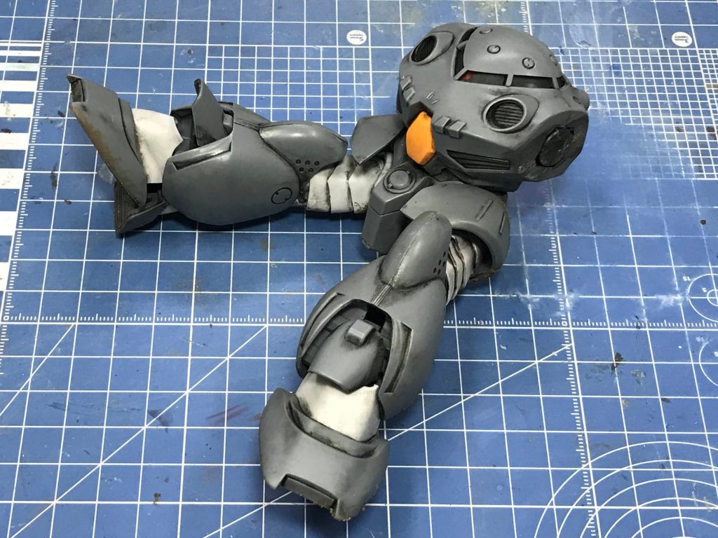 ズゴックEは両腕の軸を切り飛ばし、つや消しクリアーをかけてウェザリングカラーのマルチブラックをぶっかけてから残し気味に拭き取り、お尻のところをカットして土汚れを追加