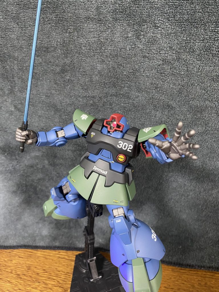 デカールはガンダムデカールのジオン用(ツィマッド社)の物と、市販のナンバリングデカールを使っています。