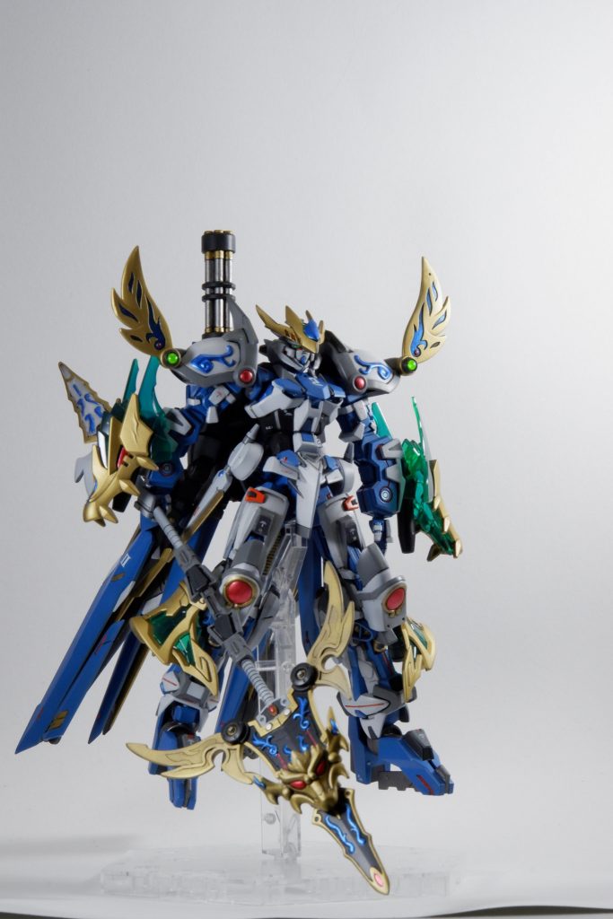 大槍と肩アーマーは馬超ブルーディスティニー、両腕、脚のアーマーは創傑伝の関羽から流用。足はヴィダールの物にボールデンの受けパーツをつけた物を使用。頭部はバルバトス系のパーツを切り貼りしてみました。