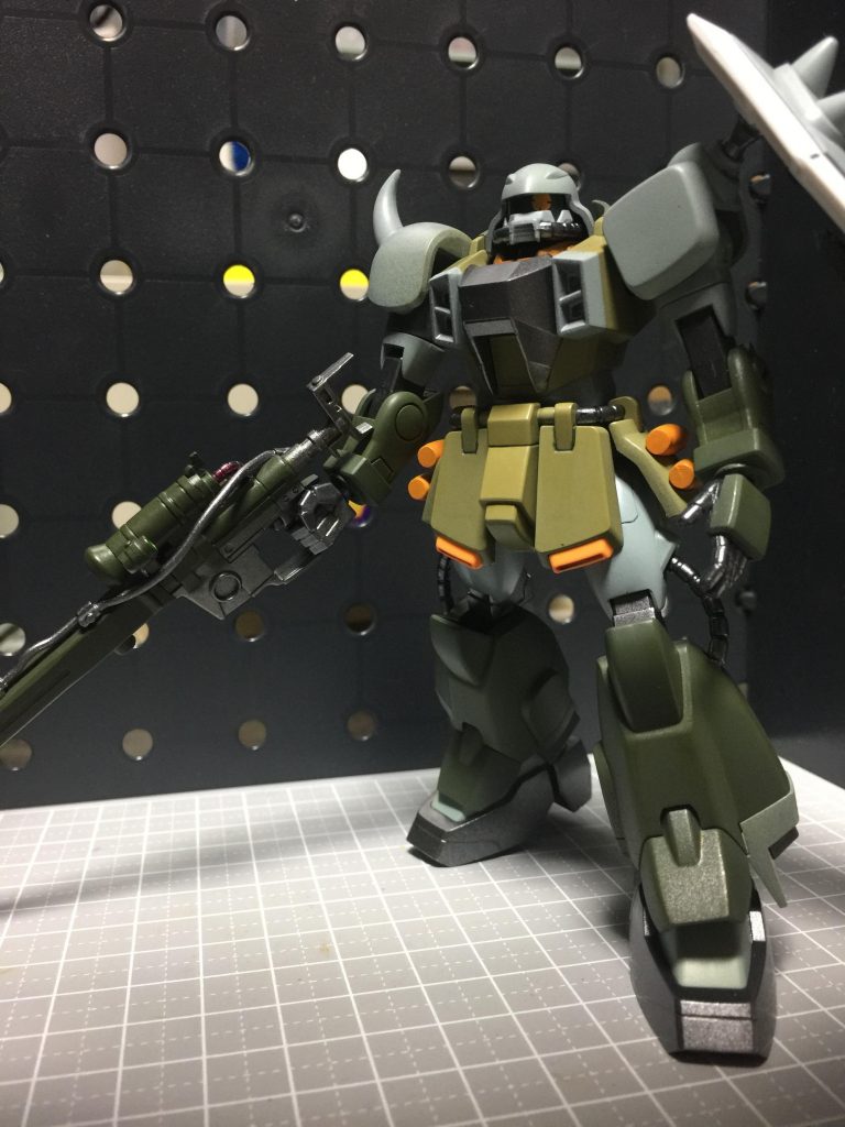 また今回もアンバランスな配色になってしまった気がしますけど、次に活かしましょう次。(←反省しましょう反省)当時のSEEDシリーズは、一般的なHGUCの真横に並べると背がちっちゃいみたいですけど、単体でのバランスは良くって楽しいキットです。