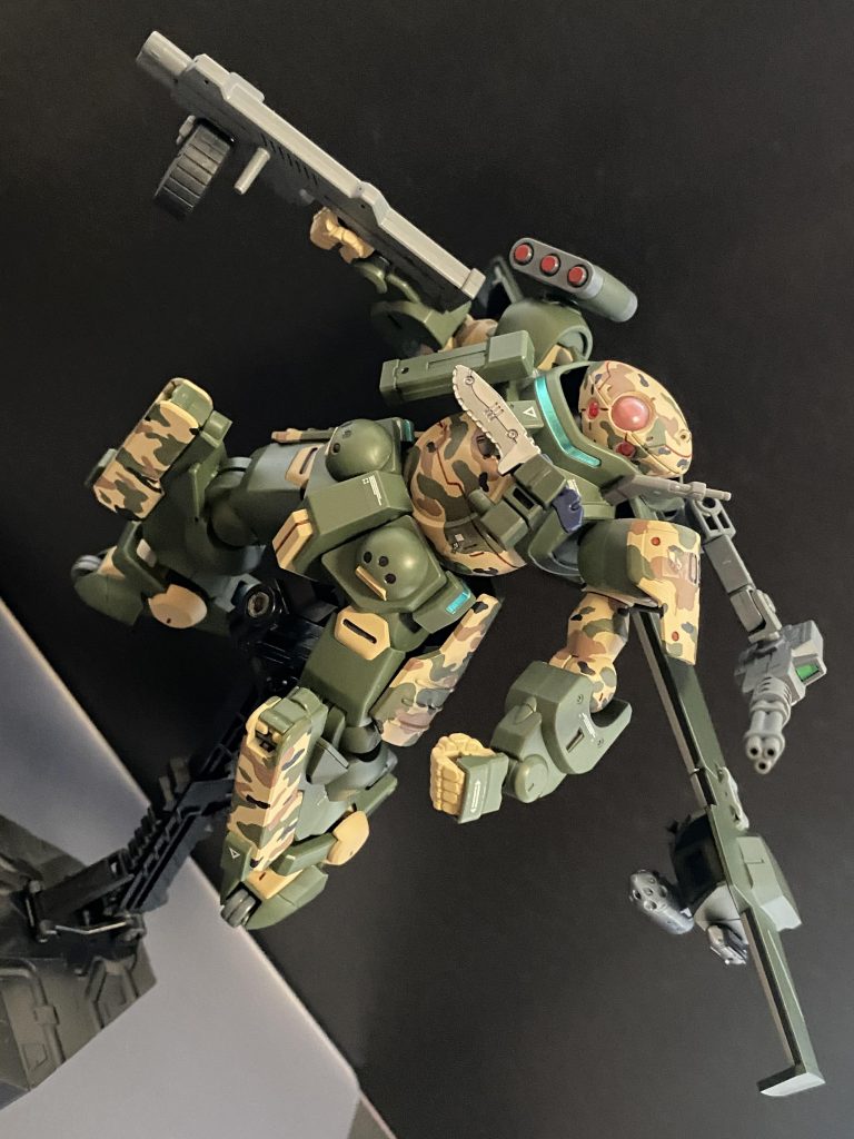 左肩後ろからアームによって展開するバルカンは、頭部の動きと連動しており高い命中精度を誇る。