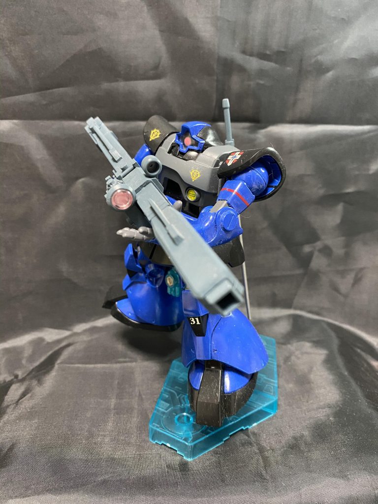 ビームバズーカを構えて。首が動かなくて敵の方に向けない。