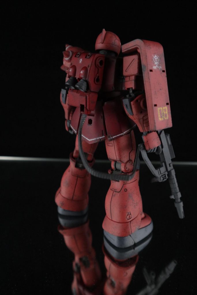 赤い彗星の機体なのであまり汚すのはいかがなものかと思いましたが、そんなの知らん。エース機も戦闘してれば汚れるでしょ。肩アーマーのみ合わせ目消してます。足回りの白いラインは貼るのやめました。シルバリングが酷かったのですが照明の角度調整でなんとかなったと思いますw