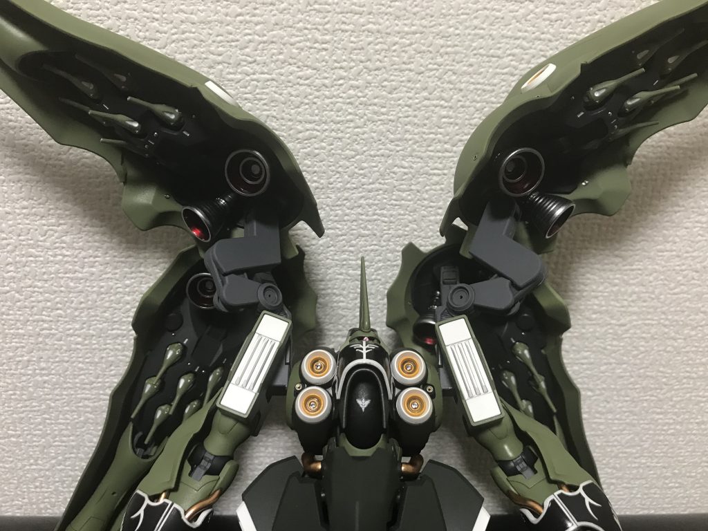 デカ過ぎて羽広げると写真に収まらず‥ファンネル24基は多すぎて塗装が大変でした。