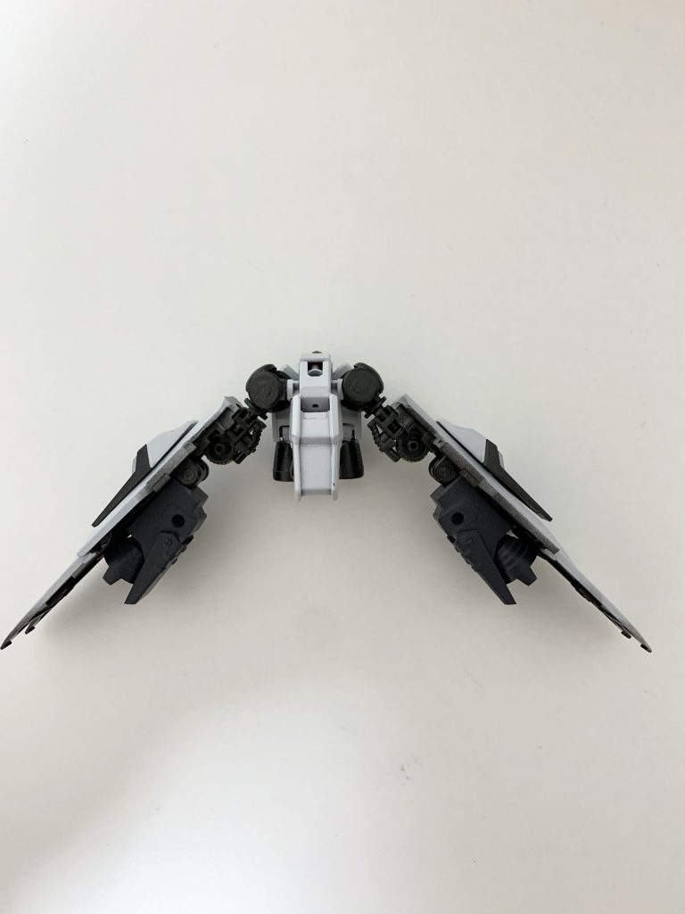 ガンダムフレームの股関節を使っているので稼働します。