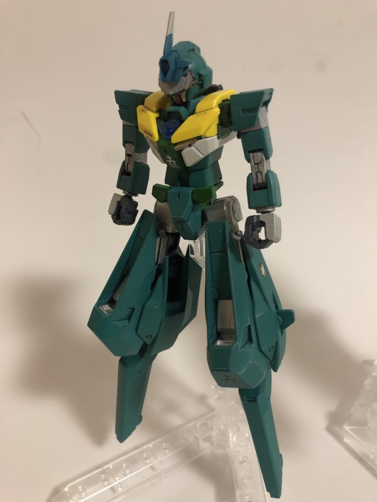 コアガンダムの素体は脚部をウーンドウォートのものに変更し接続部は干渉する所のみを削って収めるといった簡単なミキシングにしてあります頭部はアンテナを外してアウンリゼアーマーに付属しているアンテナパーツの端をカットしてバイザーに見えるように接着し、ヴィートルーユニットの頭部センサーを取り付けた動体アーマー部はアニマリゼのものをそのまま採用