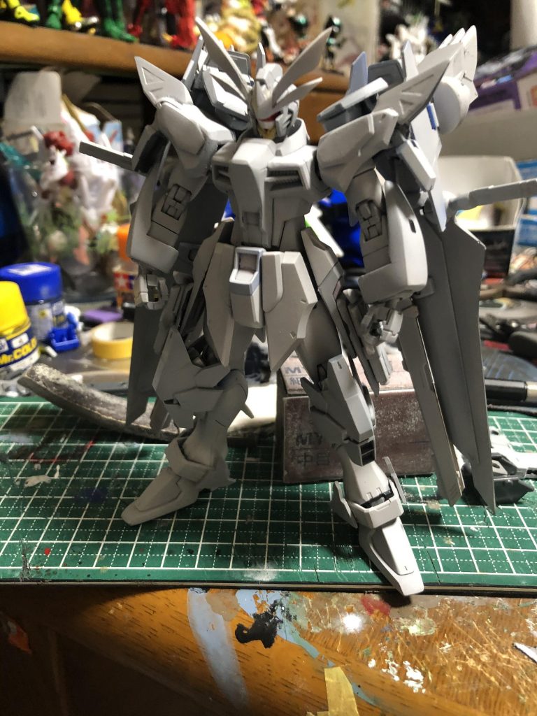 サフ吹いてなんか違ぇなって思ったところを改修してこうなりました。顔なんですけど前に作った時に片目が潰れてたっぽく綺麗に塗装が出来なかったので代わりにビルストのものを使いました。