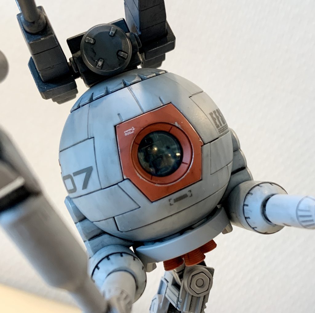 クリアパーツがかなり黄色っぽいグリーンで劇中の色とはイメージが違ったのですが、スプレーでいい感じの色が無くエアブラシは持っておらず、筆塗りはムラになると思ったので手を付けませんでした。代わりに苦肉の策ですがコックピット内を青で塗る事で、透けて見た時にグリーンっぽくなるように一工夫してみました。もうちょっと緑寄りの色で塗れば、劇中イメージのグリーンに近づけられると思います。