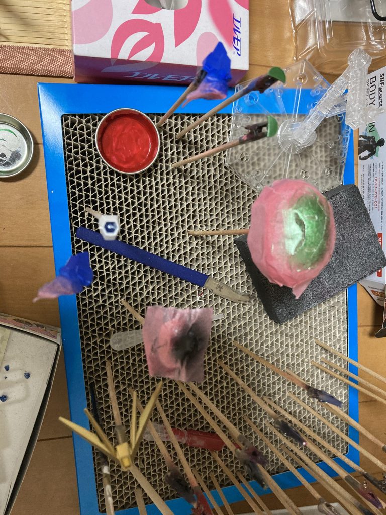 ウイングゼロEWのパーツを切り出してプチッガイに上手く付けれる様にサイズ調整。その後塗装してパテでくっつけました