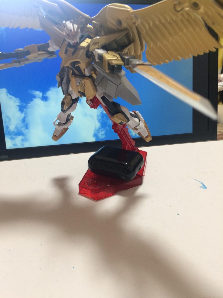 腕部につけたソードによって格闘戦能力も向上しました！背中のスカイハイウイングで機動力も向上させています！