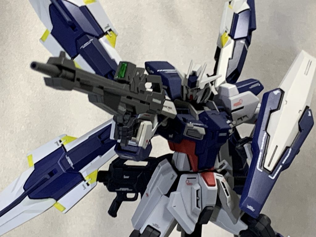 ロングビームライフルビームライフルより射程が長く、精密射撃に優れている設定です。出力も調整可能で、バスターライフルの様な運用も可能(但し使用回数に制限あり。)