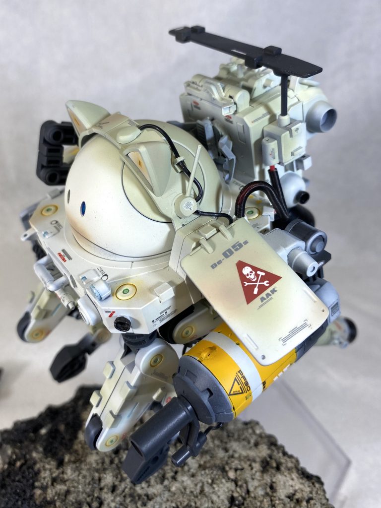 斜め上から。左腕にレーザーカノン、右腕はパワーマニピュレーター。スラスターバックパックとプロペラントタンクブースターの構成。