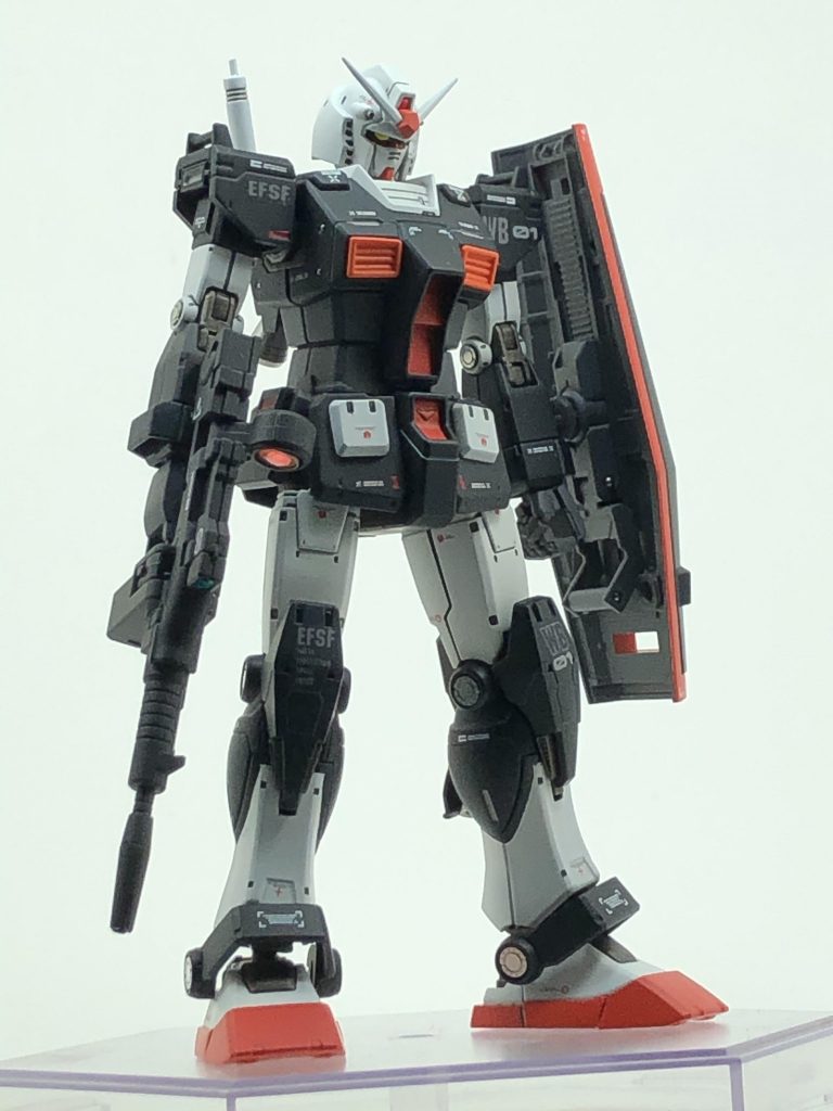 カラーは、ホワイトを少しグレー系に、ブラックは少しブルー系にしあげて、色に深みを出しています。