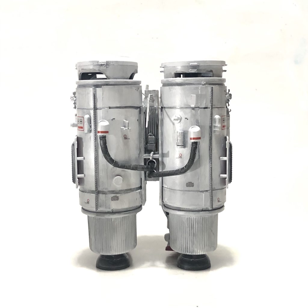 うしろタンク二本煤けた感じはつや消し黒をラッカー塗料ホワイトを溶かしながら伸ばし塗装。割とうまくいった。