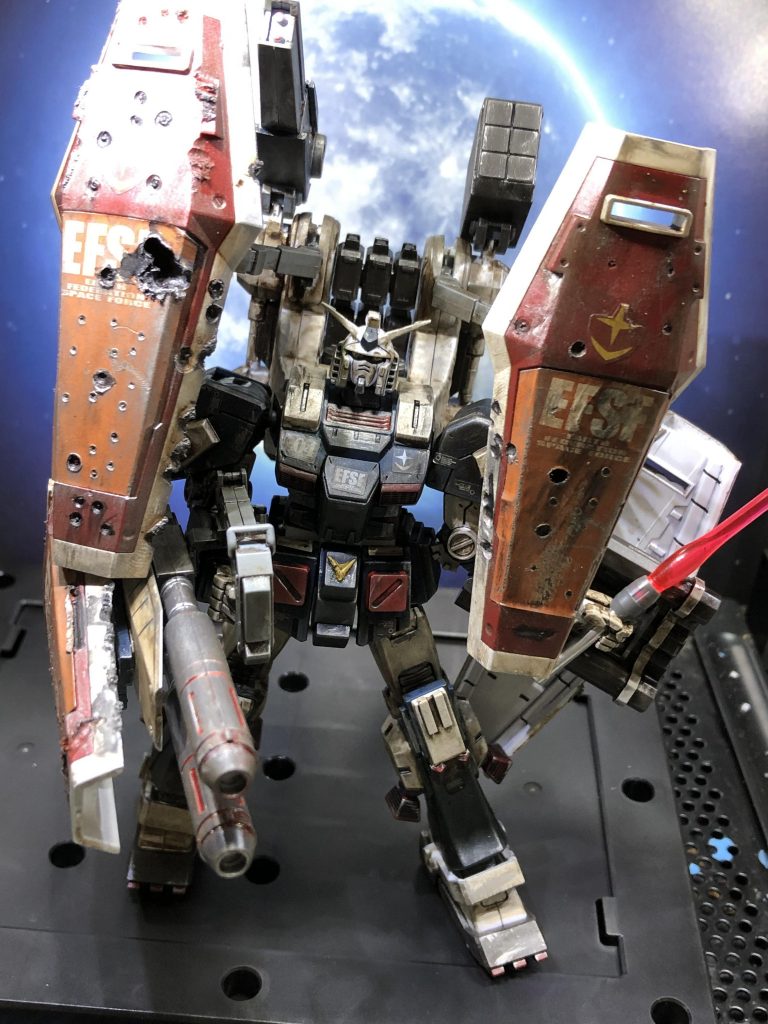 ウォッシングとドライブラシを入れてサンダーボルト宇域での戦闘後のイメージで仕上げました。