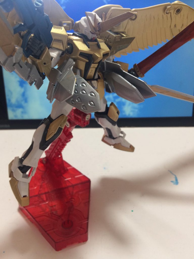 射撃武装がライフルしかなかったストライクグローリーですが、ファンネルコンテナを腰部に装着したことによって遠距離戦闘能力も向上しました！