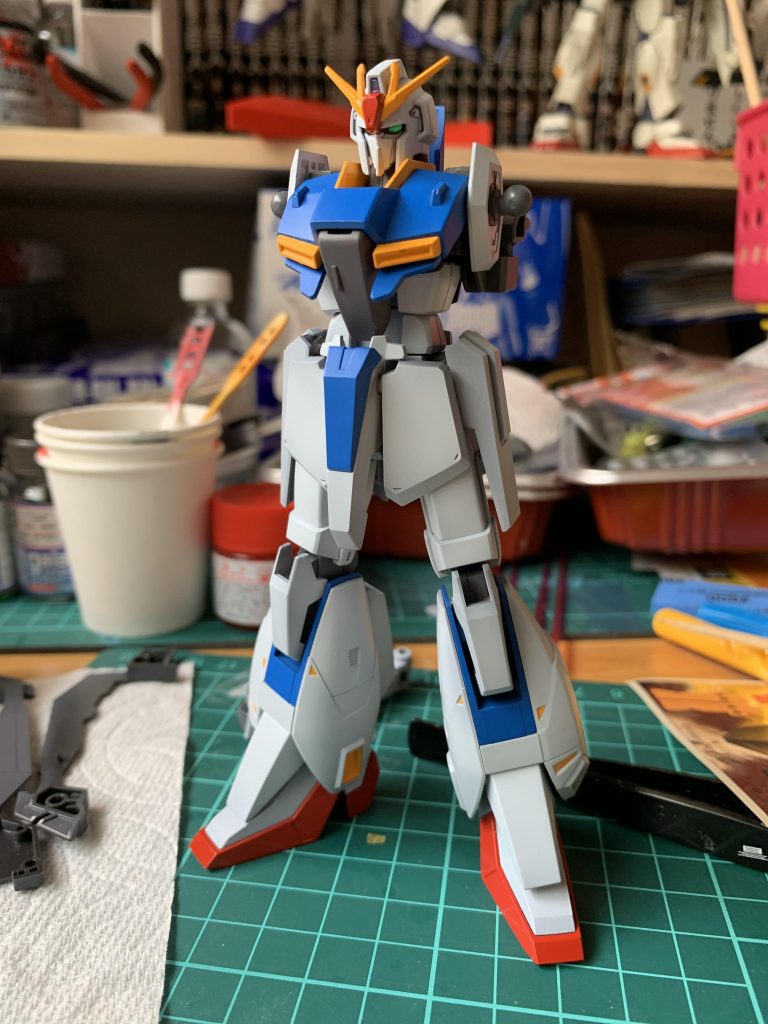 ホワイトは最近お気に入りのNAZCAスチールホワイト　赤、青は水性ホビーです