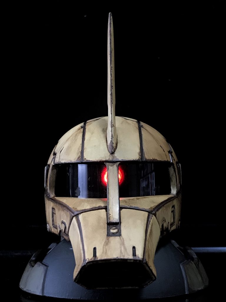 汚しはリアルタッチマーカーのブラウンで。毎度便利です(^^) 高温多湿の地域をサポート無しで長期間敗走してきた感じで、強めに汚しました。真ん中の支柱は、そのままだと前頭部先端との間に少し隙間があくので、上側で接着しました。