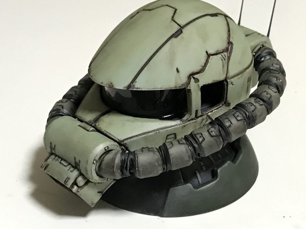 白背景で。このほうが肉眼に近い色みです。動力パイプは軍艦色、モノアイカバーはスモーク、台座は濃緑色とジャーマングレーで塗りました。
