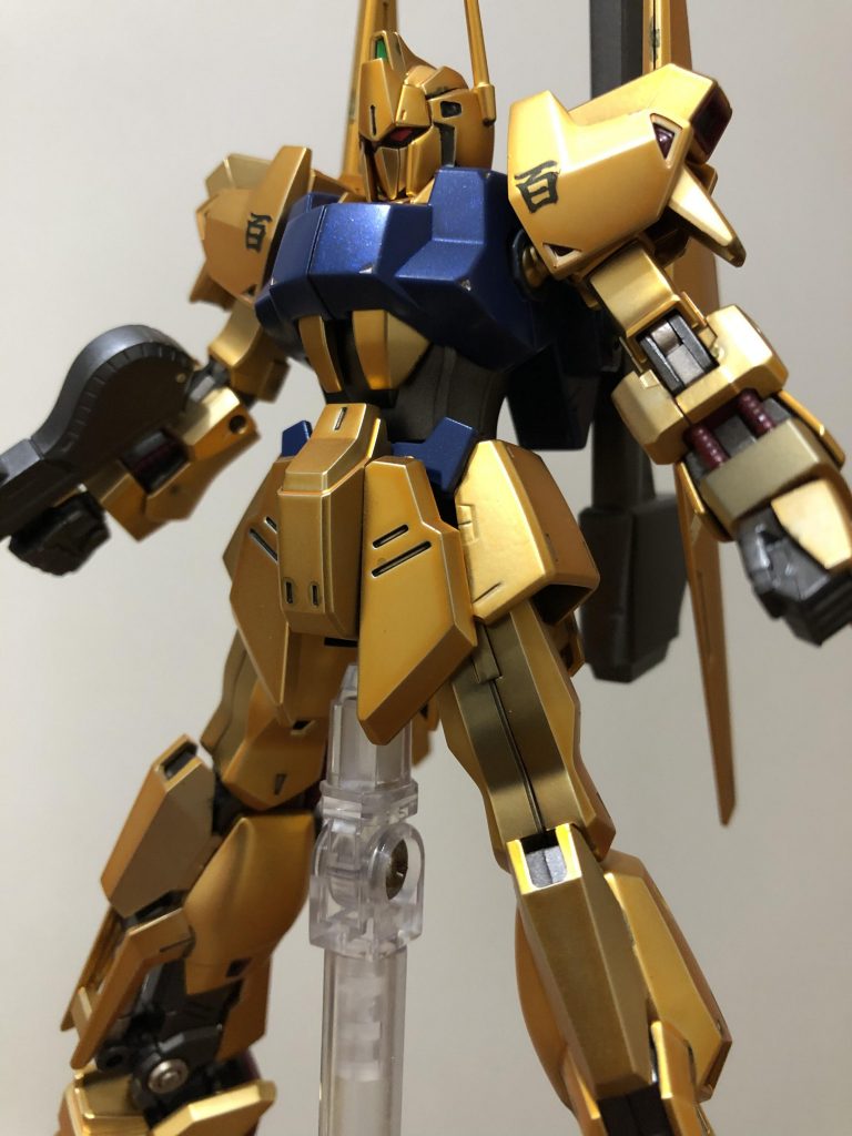 ゴールドは メッキシルバーnext→クリアイエロー+クリアオレンジの混色(比率は適当) 乾燥後、スムースクリアー+exクリアでコートフレームはガイア スターブライトアイアン 濃いブルーは成形色の上から直にクリスタルカラーサファイアブルー 赤は成形色の上から直にクリスタルカラールビーレッドを塗りました。