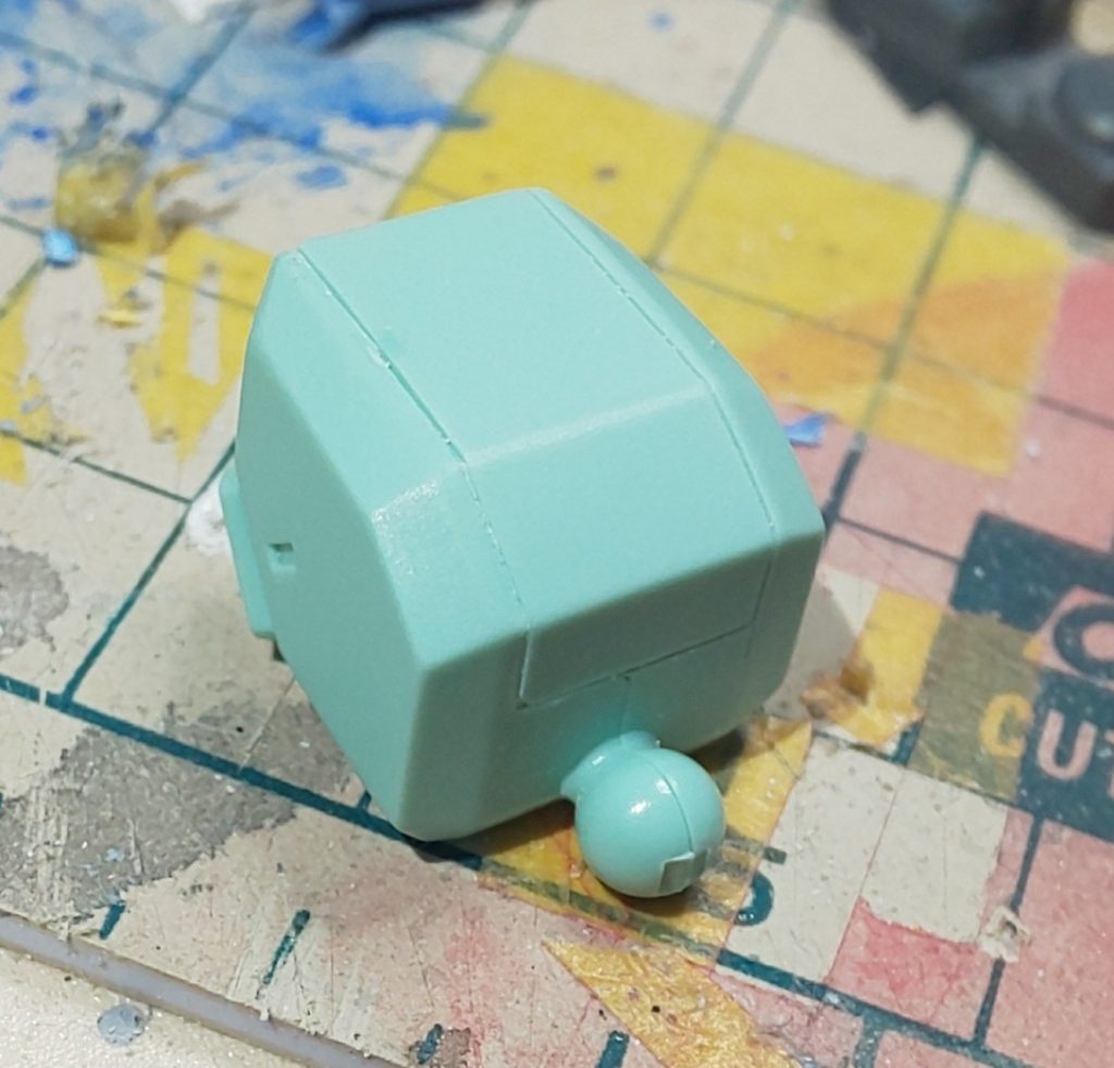 肩などの偏ったパーツ接合面は追加スジボリでカウンター入れて(?)ディテールとし、違和感を無くした。