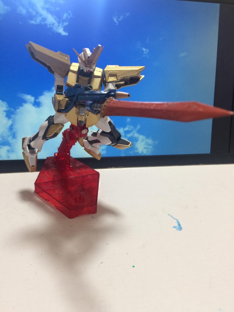 ジャスティスのび犬の注目ポイント！ビームライフルは剣をつけて銃剣にできるようになっています。突撃して刺してゼロ距離射撃するという使い方をイメージして作りました