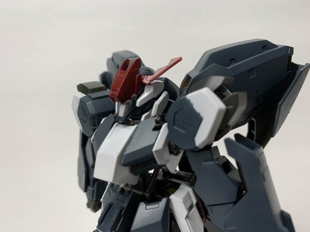 エナメルでツインアイの周りは黒に塗装