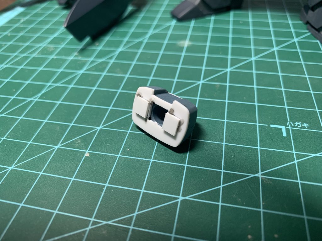 次に胴体部の延長です。厚さ1mmのプラ板を使用して合計3mmの延長を施しています。ジェスタの場合、腰周りのパイプでほとんど隠れるので一番下の層は適当にやっています。