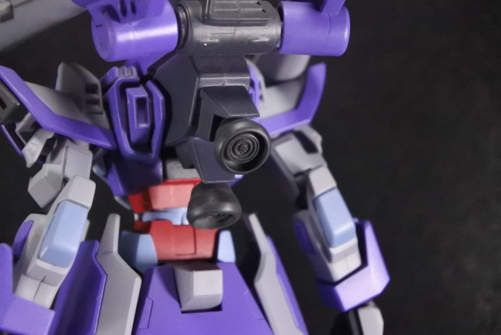 バックパックは2箇所ほど開口して､ジャンクで作ったスラスターパーツを軸接続してあります背部ビーム砲のシュラークも接続部分をボール+軸接続に変更